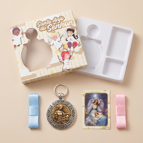 Unboxing: caixa, bandeja, medalhão, santinho do Anjo da Guarda e as fitas azul e rosa
